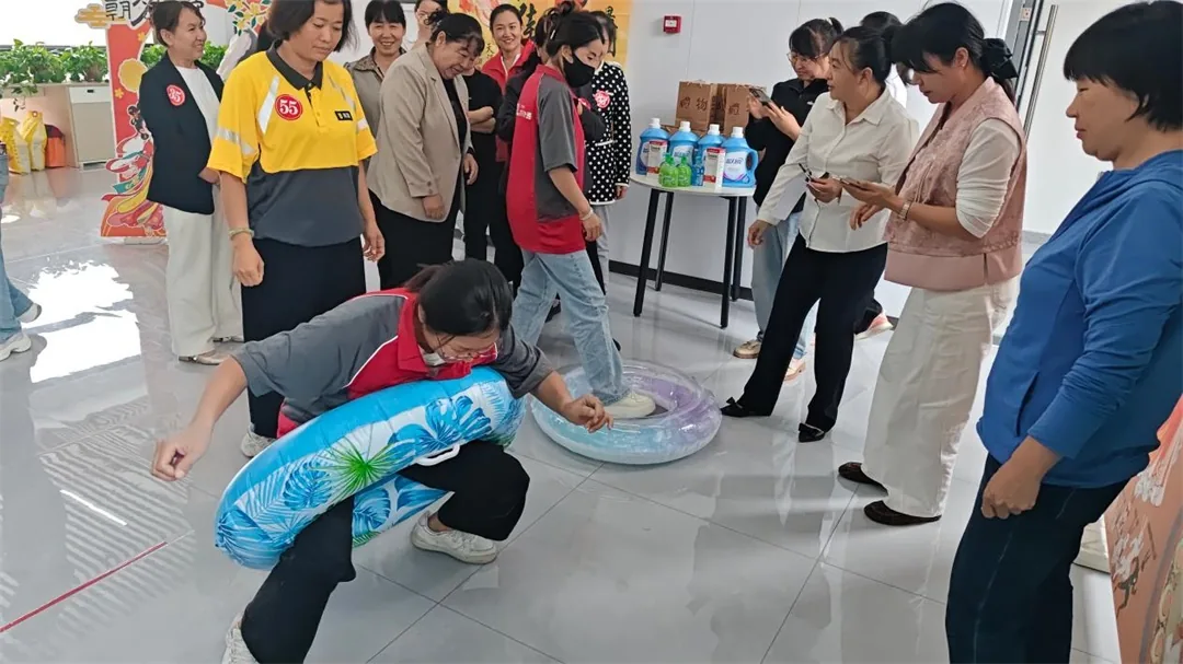 慰问之余,社区还组织开展趣味游戏联谊活动