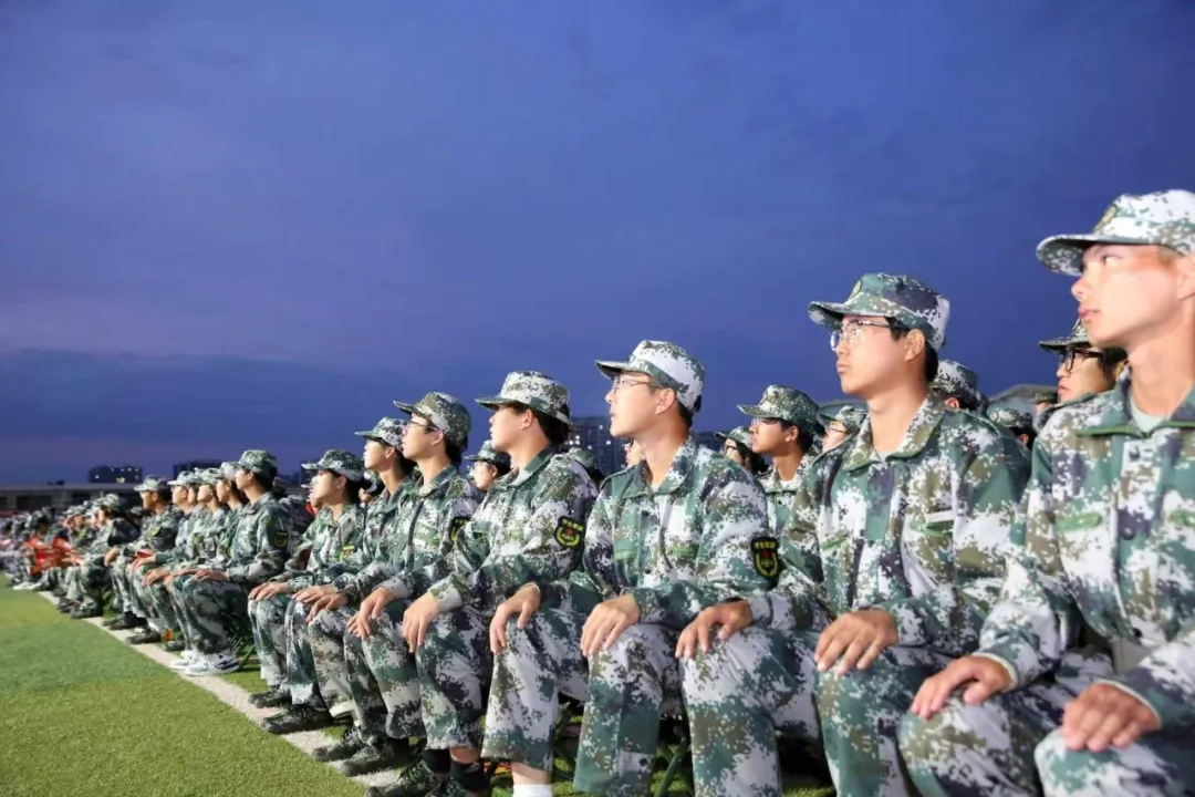 9月20日晚,榆林大学组织2026级全体本科及研究生新生在榆阳校区田径场集中观看革命历史影片《李子洲》。