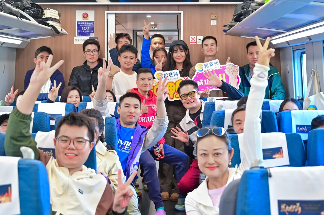 9月25日6:23,西安站C8188次“榆马专列”发车,组委会将举行出发及接站仪式。