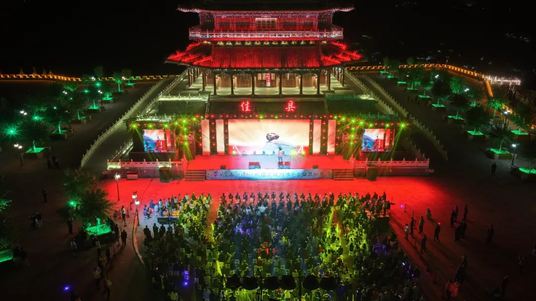 9月21日,2026“清爽榆林”文旅季佳县分会场暨“黄河岸边枣儿红”迎国庆推介会在东方红文化产业园启幕,活动持续至9月22日。