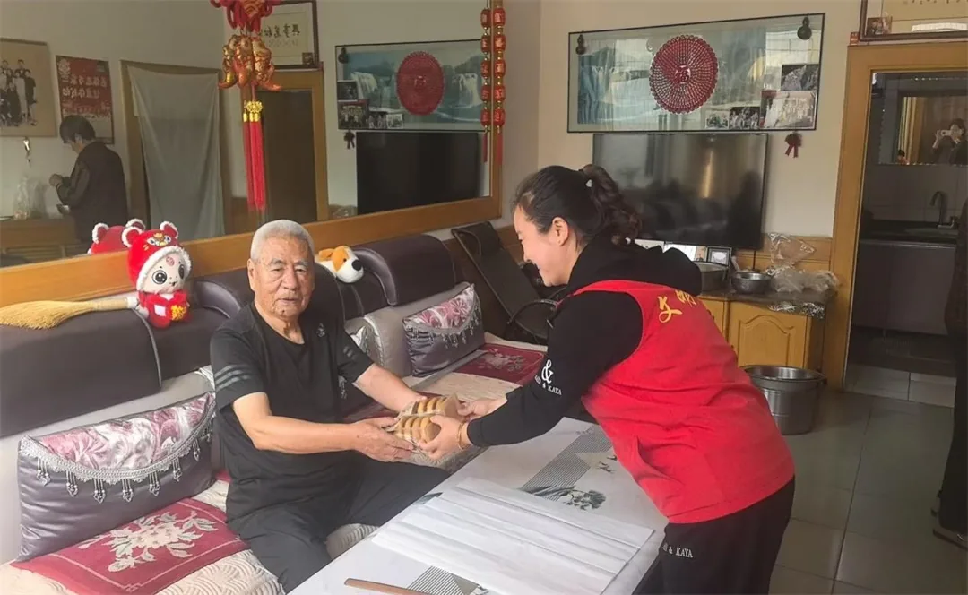 9月21日，榆阳区驼峰路街道长虹路社区新时代文明实践站开展“月圆中秋聚邻里，温情相伴暖社区”主题活动