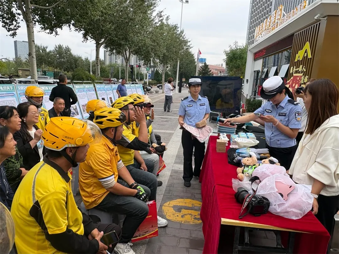 9月23日,榆阳区沙河路街道桃李路社区开展双节主题活动。