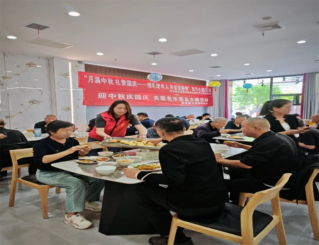 9月23日,榆阳区沙河路街道桃李路社区开展双节主题活动。