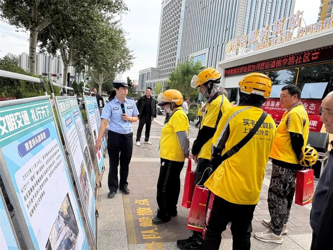 9月23日,榆阳区沙河路街道桃李路社区开展双节主题活动。