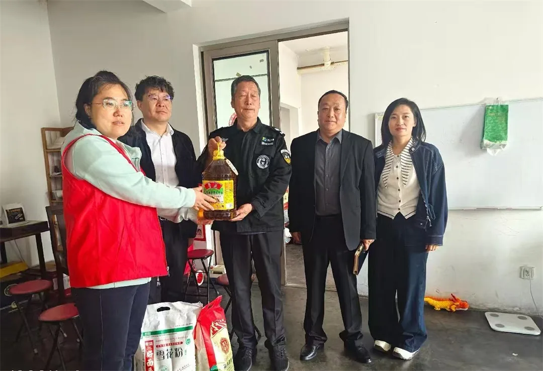 情暖中秋 关爱随行——榆阳区圣景路社区联合榆林市农民工服务中心开展节前走访慰问
