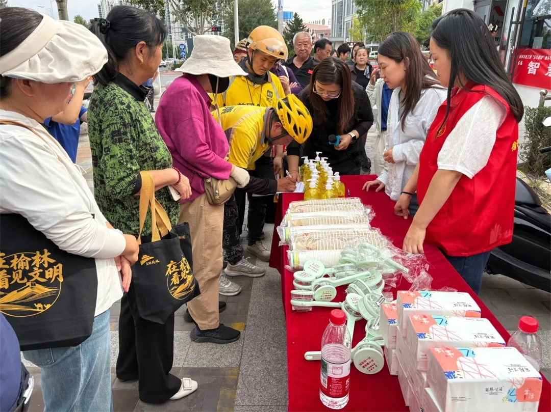 榆阳区沙河路街道桃李路社区开展双节系列便民主题活动