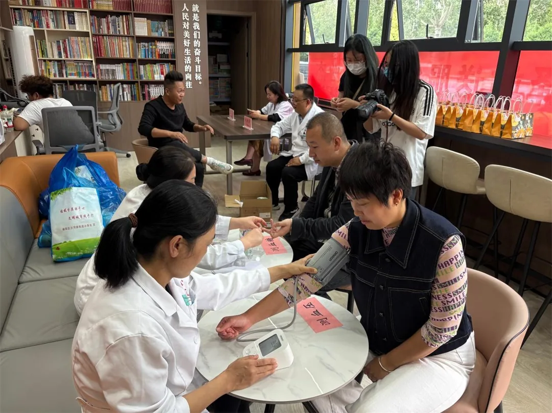 9月23日,榆阳区沙河路街道桃李路社区开展双节主题活动。