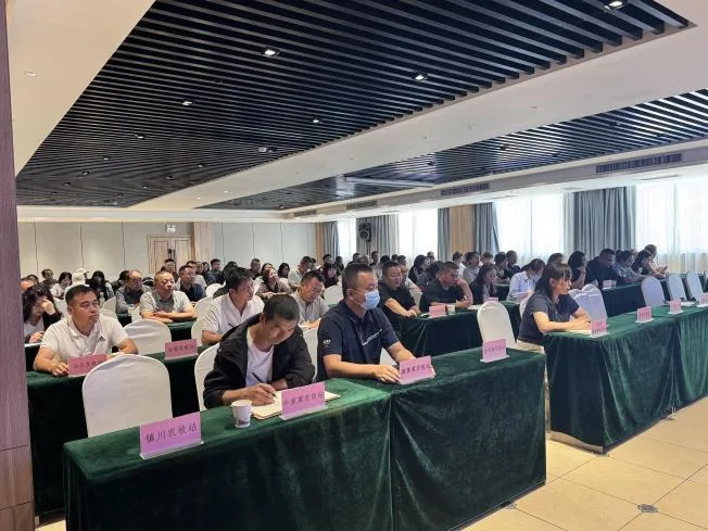 近日，榆阳区畜牧兽医局组织召开2026年官方兽医业务培训会