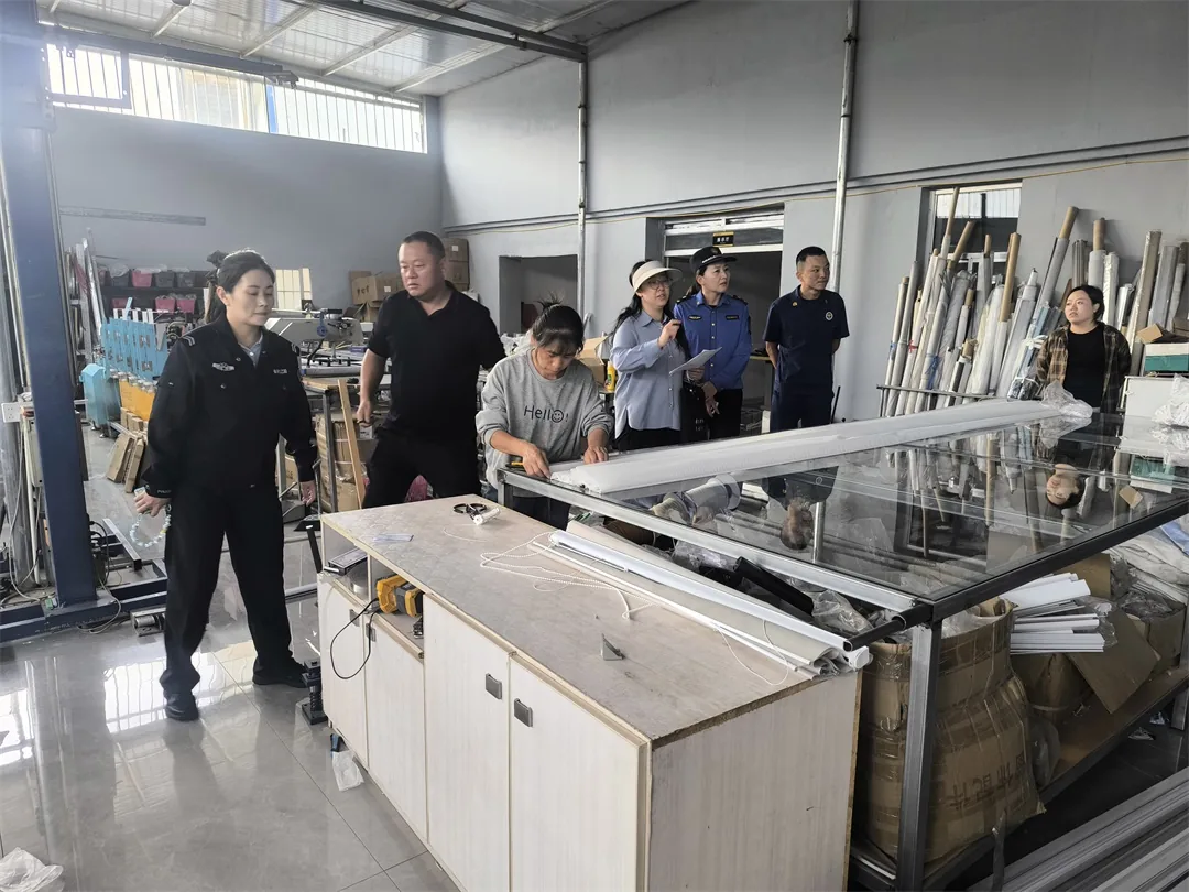 中秋国庆双节将至,榆阳区崇文路街道富庆路社区联合街道安全办、消防所、综合执法及派出所,由社区书记带队深入辖区商铺开展安全隐患排查