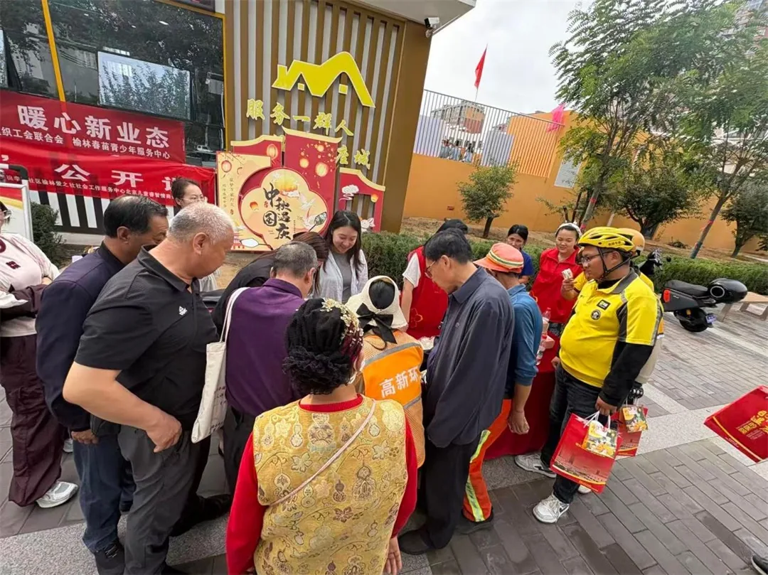 9月23日,榆阳区沙河路街道桃李路社区开展双节主题活动。