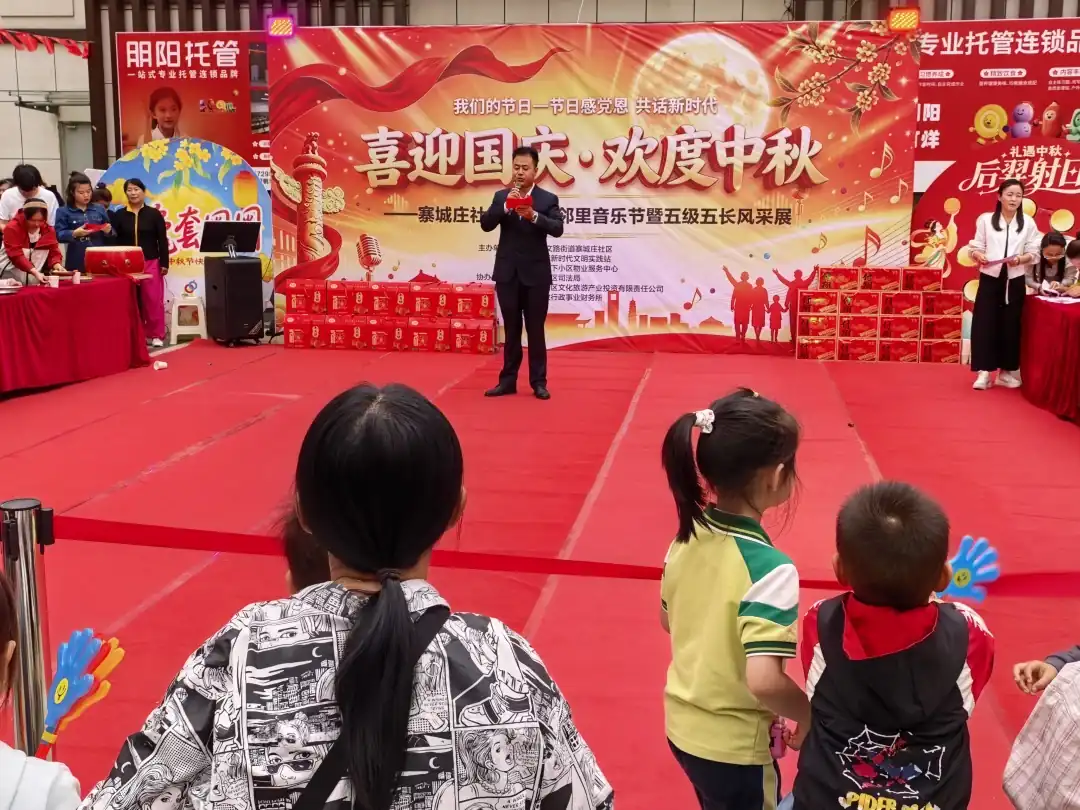 近日,榆阳区崇文路街道寨城庄社区联合“双报到”单位及朗格桃李天下小区,举办“喜迎国庆 欢度中秋”第三届邻里音乐节暨五级五长风采展。