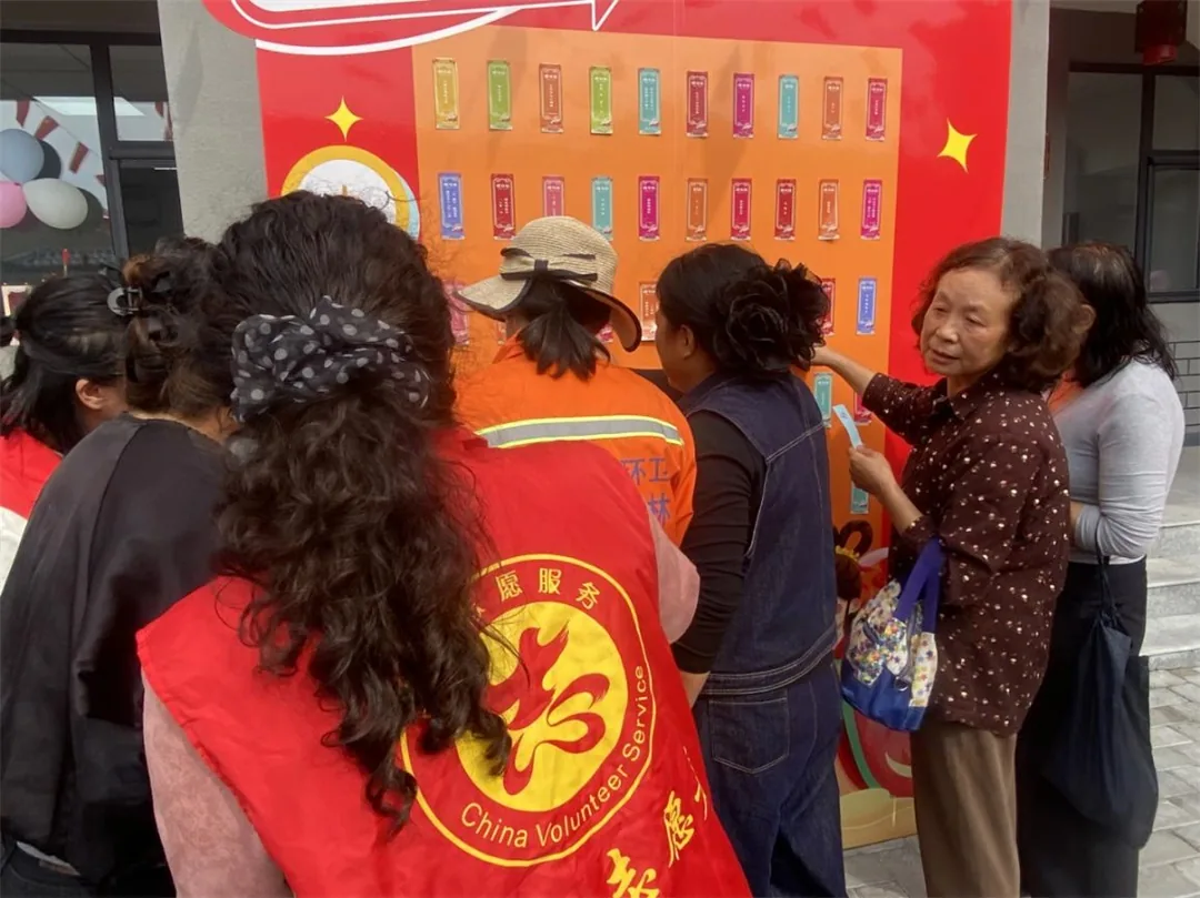 近日，榆阳区鼓楼街道红文昌楼社区开展双节趣味活动，设置猜灯谜、月兔蔬菜套圈、国庆主题套圈等项目，并表彰“家庭洁净标兵”。