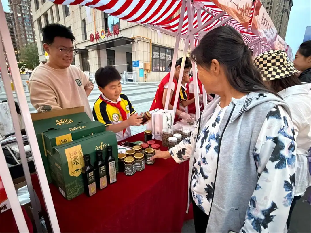 近日，榆林高新五小四年级六班联合榆阳区明珠路街道建业路社区开展“城乡共庆丰收季 助农惠民暖邻里”秋收实践。