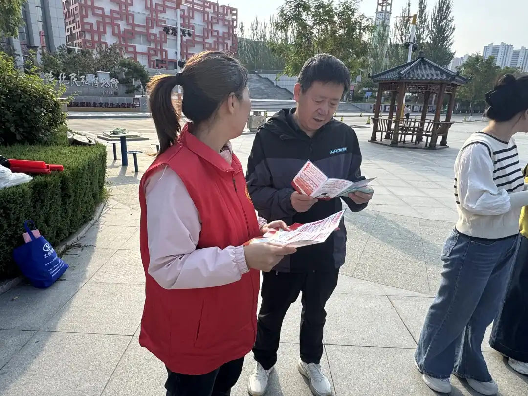 志愿者为居民讲解扫黑除恶相关知识