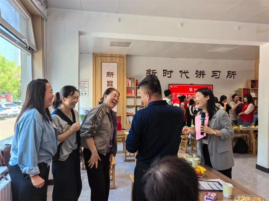 9月23日上午，榆阳区崇文路街道学院社区举办“凝心聚力话治理，同心同行促和谐”五级五长喜迎双节茶话会。