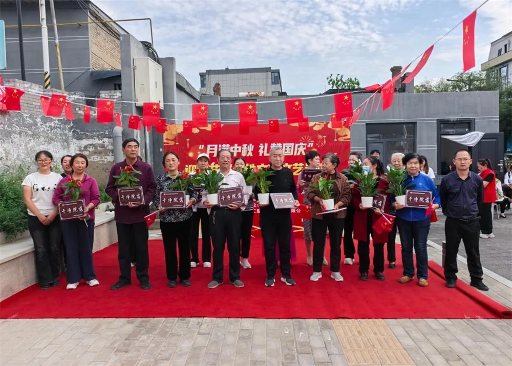 9月23日，榆阳区鼓楼街道鸳鸯湖社区举办“月满中秋・礼赞国庆”双节文艺汇演。