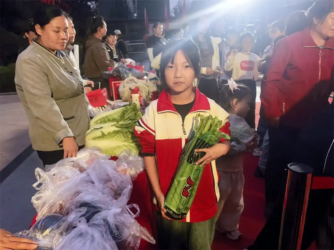 近日,榆阳区崇文路街道寨城庄社区联合“双报到”单位及朗格桃李天下小区,举办“喜迎国庆 欢度中秋”第三届邻里音乐节暨五级五长风采展。