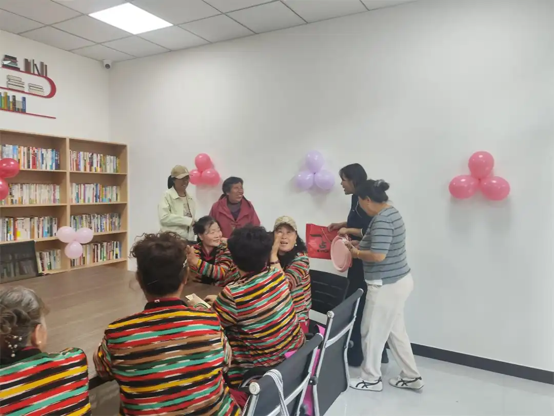 近日，榆阳区鼓楼街道古城便民服务驿站举办“月圆古城·情暖驿站”中秋邻里联欢活动。