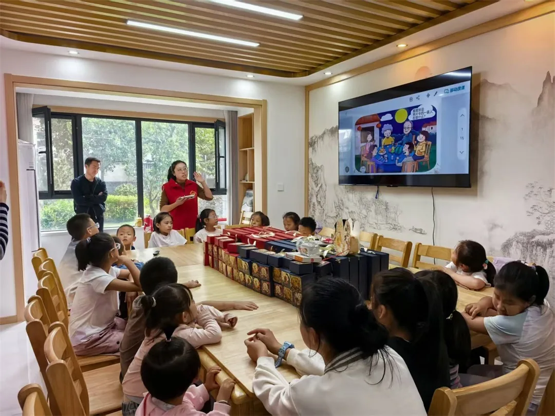 近日，榆阳区崇文路街道寨城庄社区新时代文明实践站联合街道社会组织联合会，在日间照料中心开展“巧手制月饼 传承中秋韵”亲子活动。
