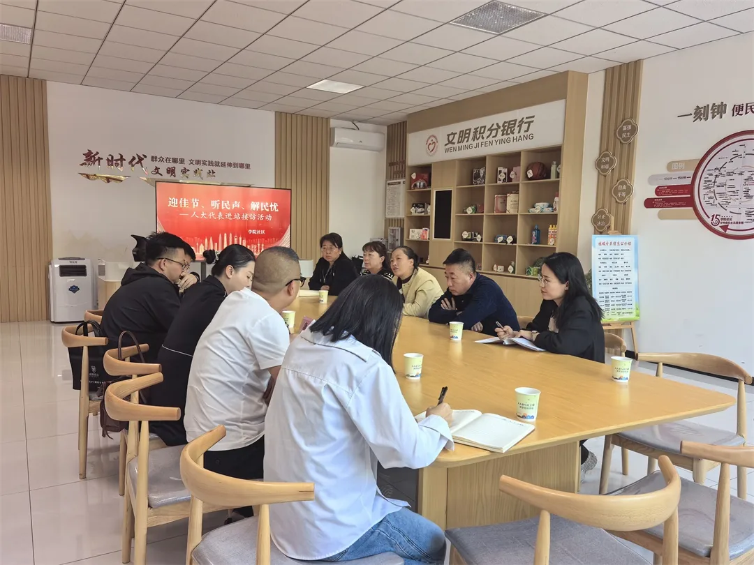 9月22日，榆阳区人大代表康英进站接访，崇文路街道人大工委主任曹瑜、副主任郝郑伟陪同陪同。