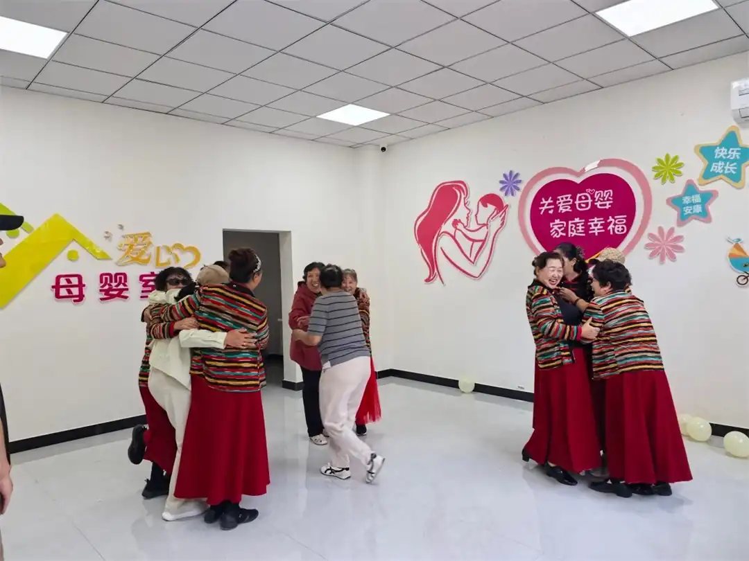 近日，榆阳区鼓楼街道古城便民服务驿站举办“月圆古城·情暖驿站”中秋邻里联欢活动。
