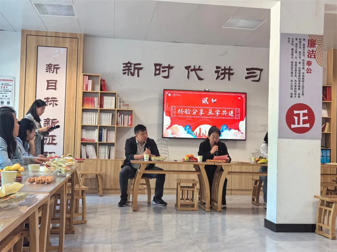9月23日上午，榆阳区崇文路街道学院社区举办“凝心聚力话治理，同心同行促和谐”五级五长喜迎双节茶话会。