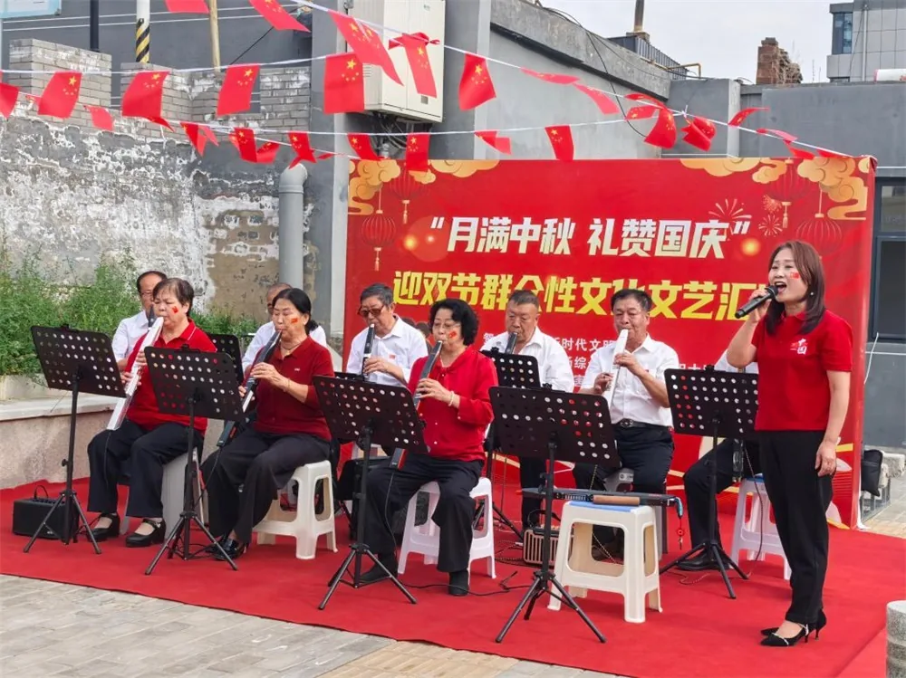 9月23日，榆阳区鼓楼街道鸳鸯湖社区举办“月满中秋・礼赞国庆”双节文艺汇演。
