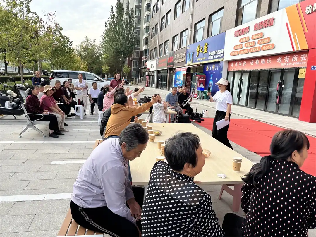 近日，榆阳区沙河路街道雨润路社区开展“月满中秋迎国庆，邻里欢聚话团圆”主题活动。