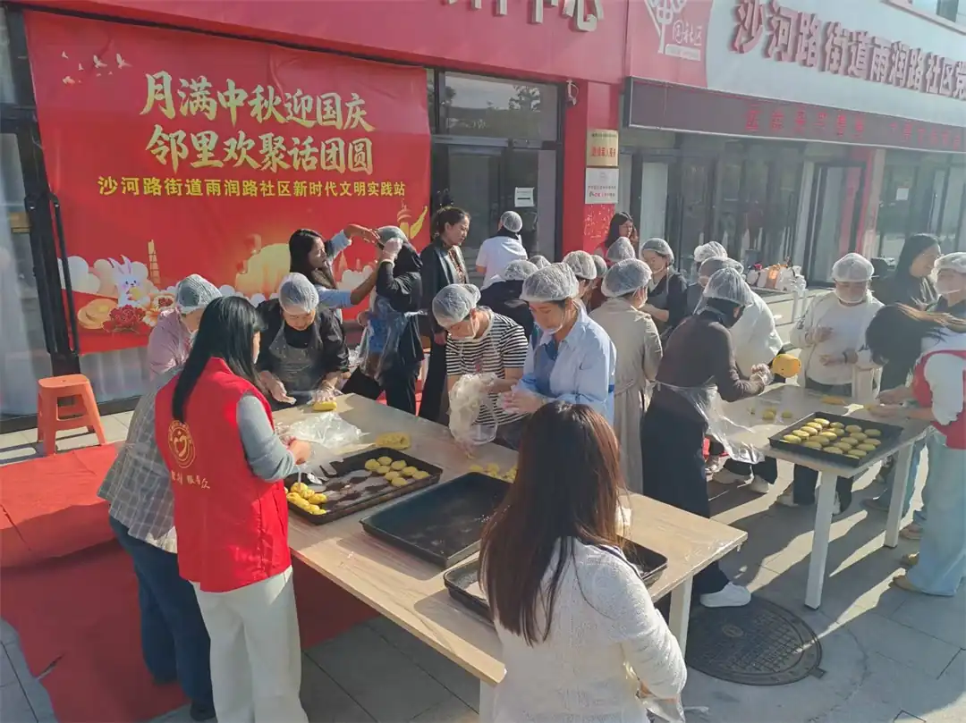 近日，榆阳区沙河路街道雨润路社区开展“月满中秋迎国庆，邻里欢聚话团圆”主题活动。