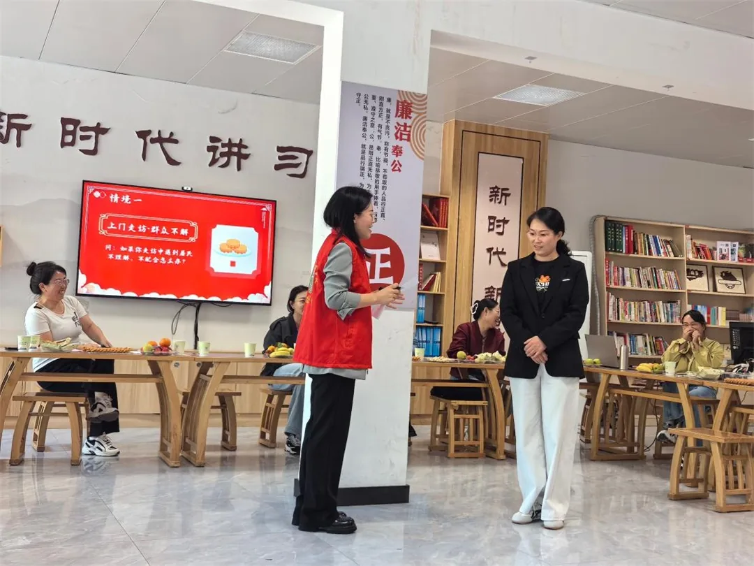 9月23日上午，榆阳区崇文路街道学院社区举办“凝心聚力话治理，同心同行促和谐”五级五长喜迎双节茶话会。