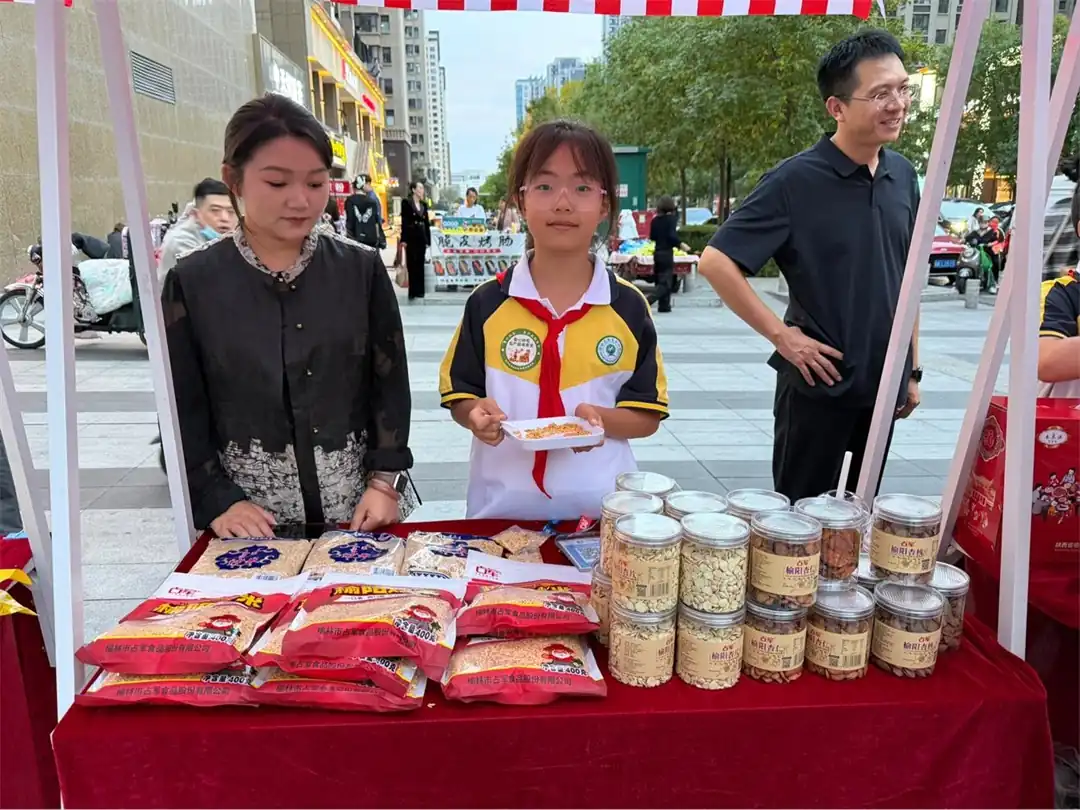 近日，榆林高新五小四年级六班联合榆阳区明珠路街道建业路社区开展“城乡共庆丰收季 助农惠民暖邻里”秋收实践。