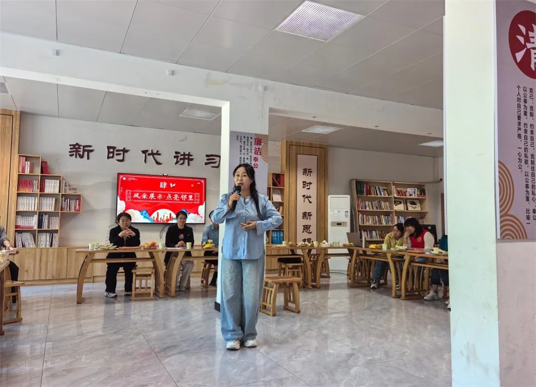 9月23日上午，榆阳区崇文路街道学院社区举办“凝心聚力话治理，同心同行促和谐”五级五长喜迎双节茶话会。