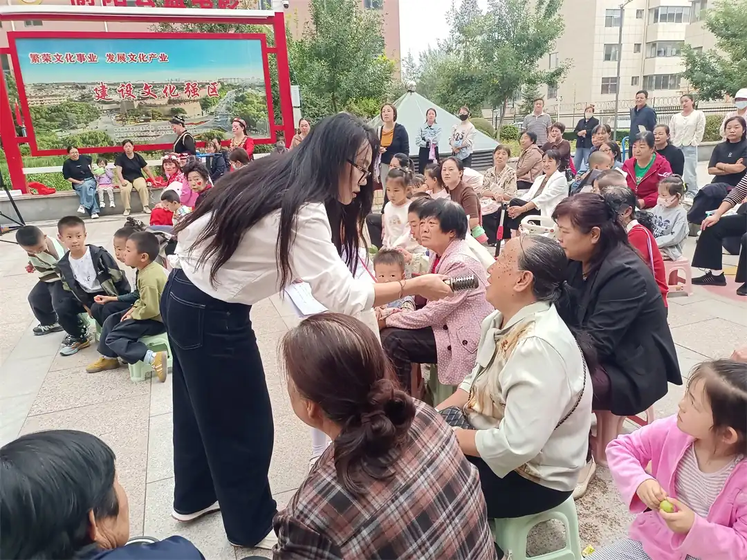 9月23日，榆阳区崇文路街道芹涧路社区开展“月圆金秋迎国庆，工会赋能乐团圆”文艺汇演暨惠民实践活动。