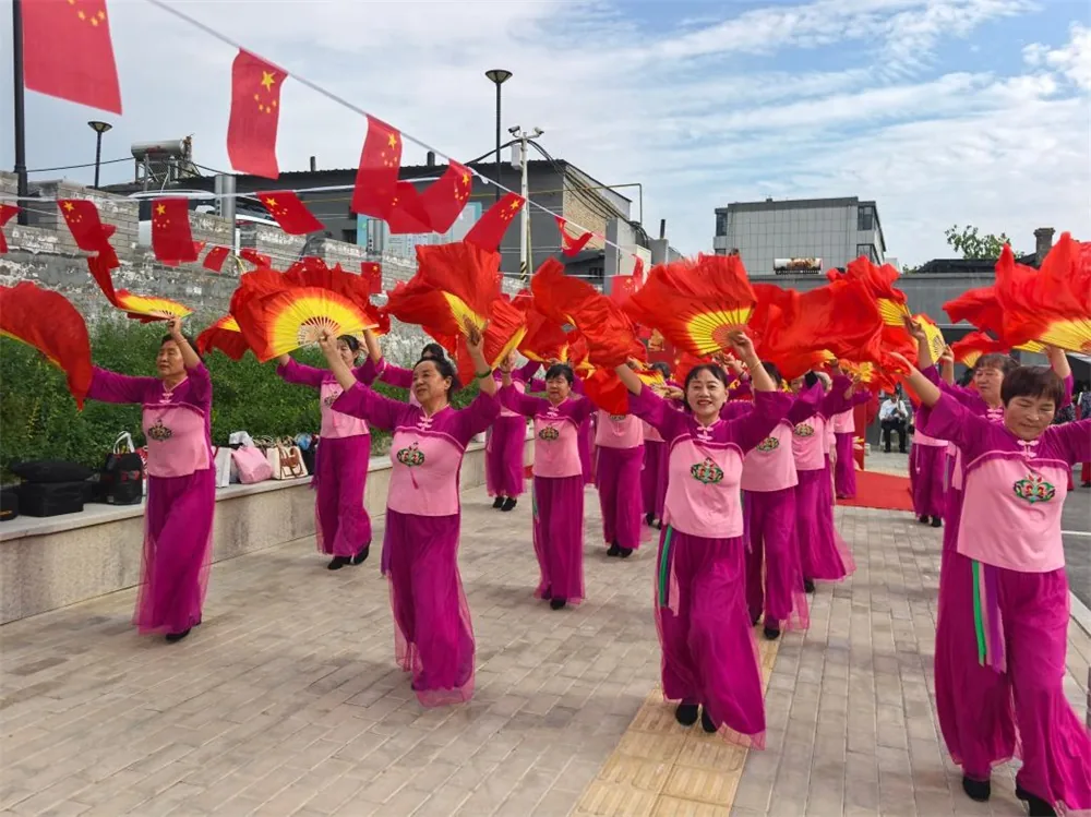 9月23日，榆阳区鼓楼街道鸳鸯湖社区举办“月满中秋・礼赞国庆”双节文艺汇演。