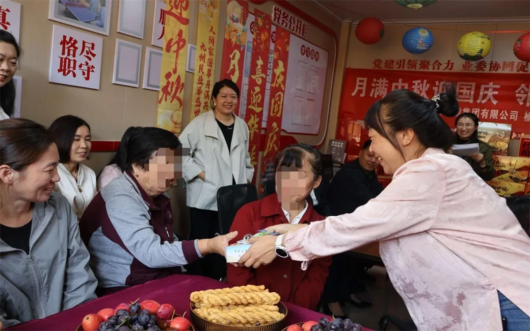 近日，榆阳区鼓楼街道城隍庙滩社区联合双报到单位举办“月满中秋迎国庆 邻里同心话团圆”活动。