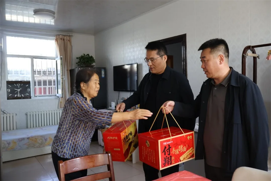 近日，榆阳区鼓楼街道城隍庙滩社区联合双报到单位举办“月满中秋迎国庆 邻里同心话团圆”活动。