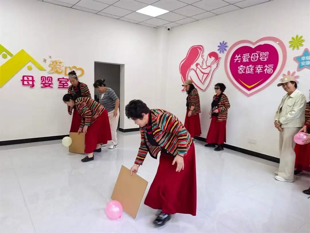 近日，榆阳区鼓楼街道古城便民服务驿站举办“月圆古城·情暖驿站”中秋邻里联欢活动。