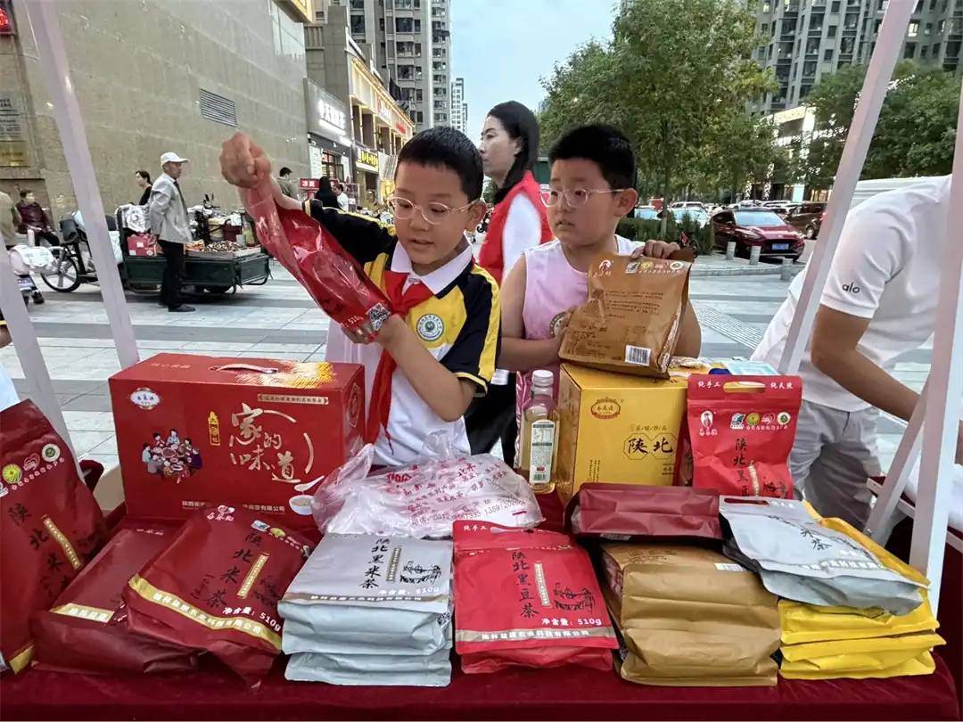 近日，榆林高新五小四年级六班联合榆阳区明珠路街道建业路社区开展“城乡共庆丰收季 助农惠民暖邻里”秋收实践。