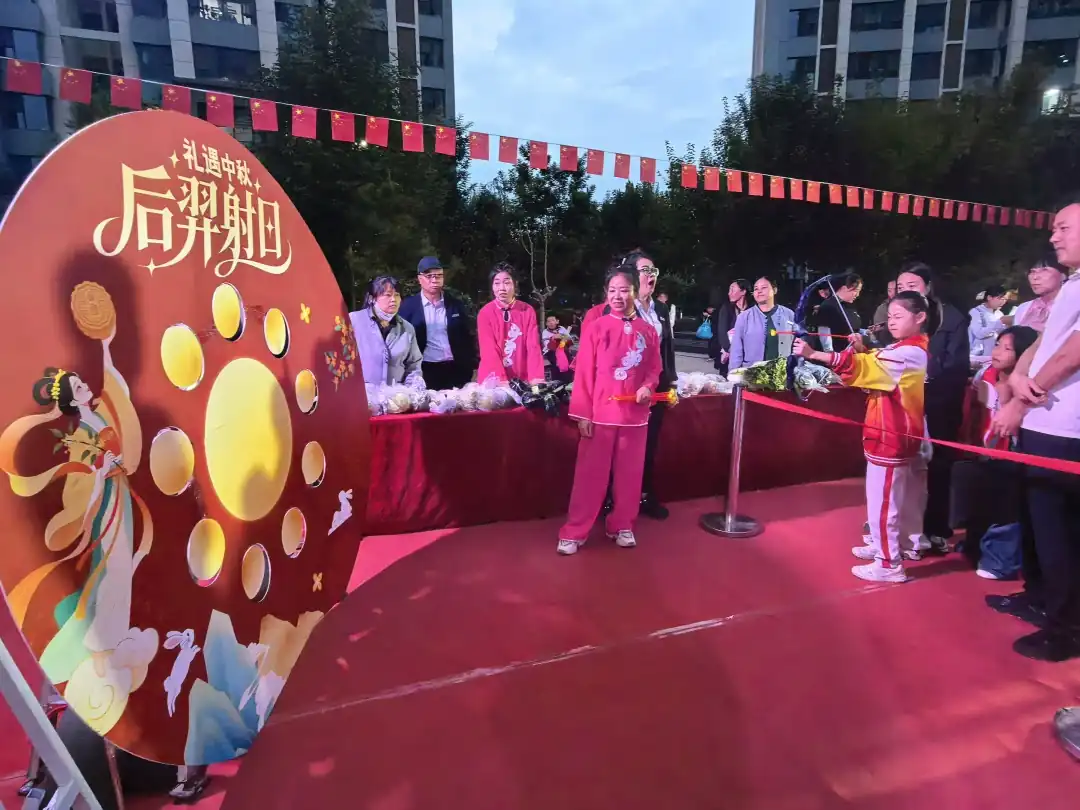 近日,榆阳区崇文路街道寨城庄社区联合“双报到”单位及朗格桃李天下小区,举办“喜迎国庆 欢度中秋”第三届邻里音乐节暨五级五长风采展。