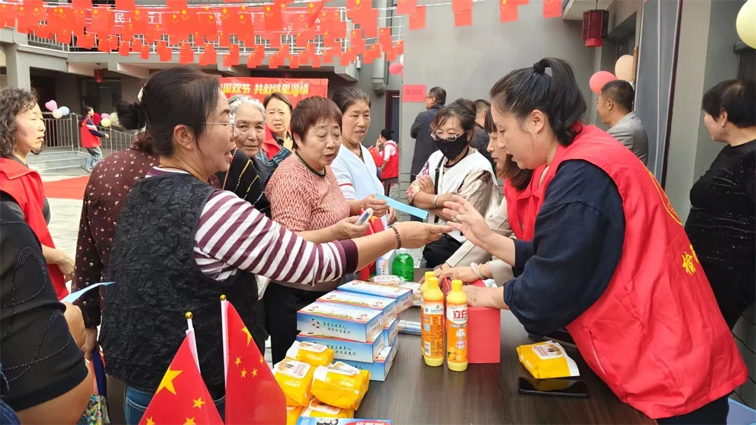 近日，榆阳区鼓楼街道红文昌楼社区开展双节趣味活动，设置猜灯谜、月兔蔬菜套圈、国庆主题套圈等项目，并表彰“家庭洁净标兵”。