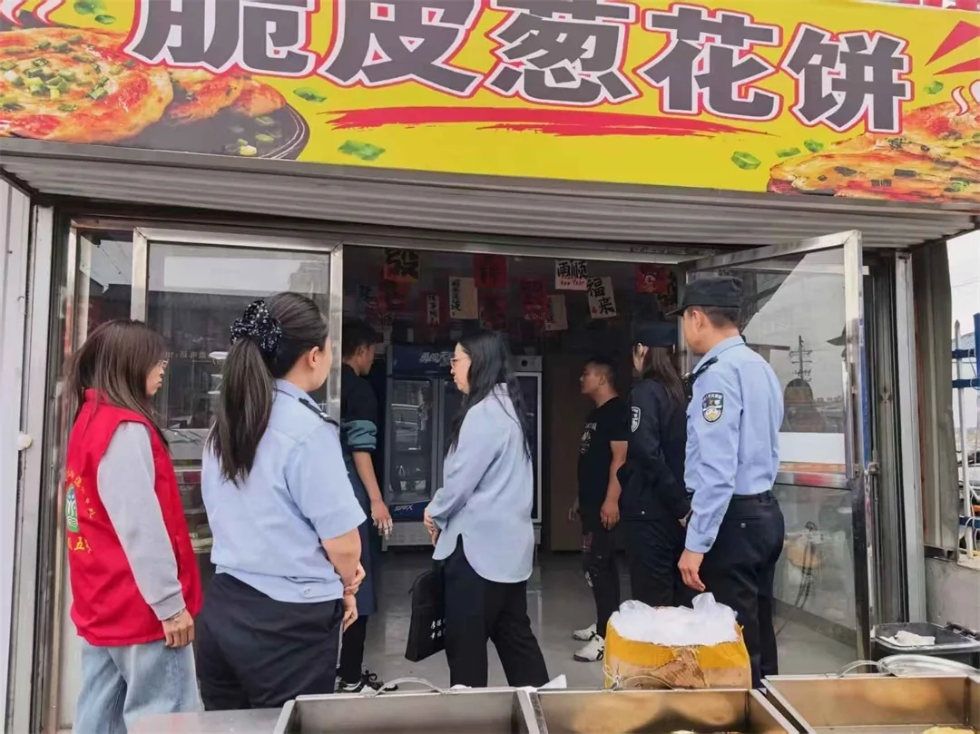 近日,榆阳区崇文路街道葡萄园社区联合综合执法大队、派出所、消防所开展市场不定时常态化联合排查整治行动