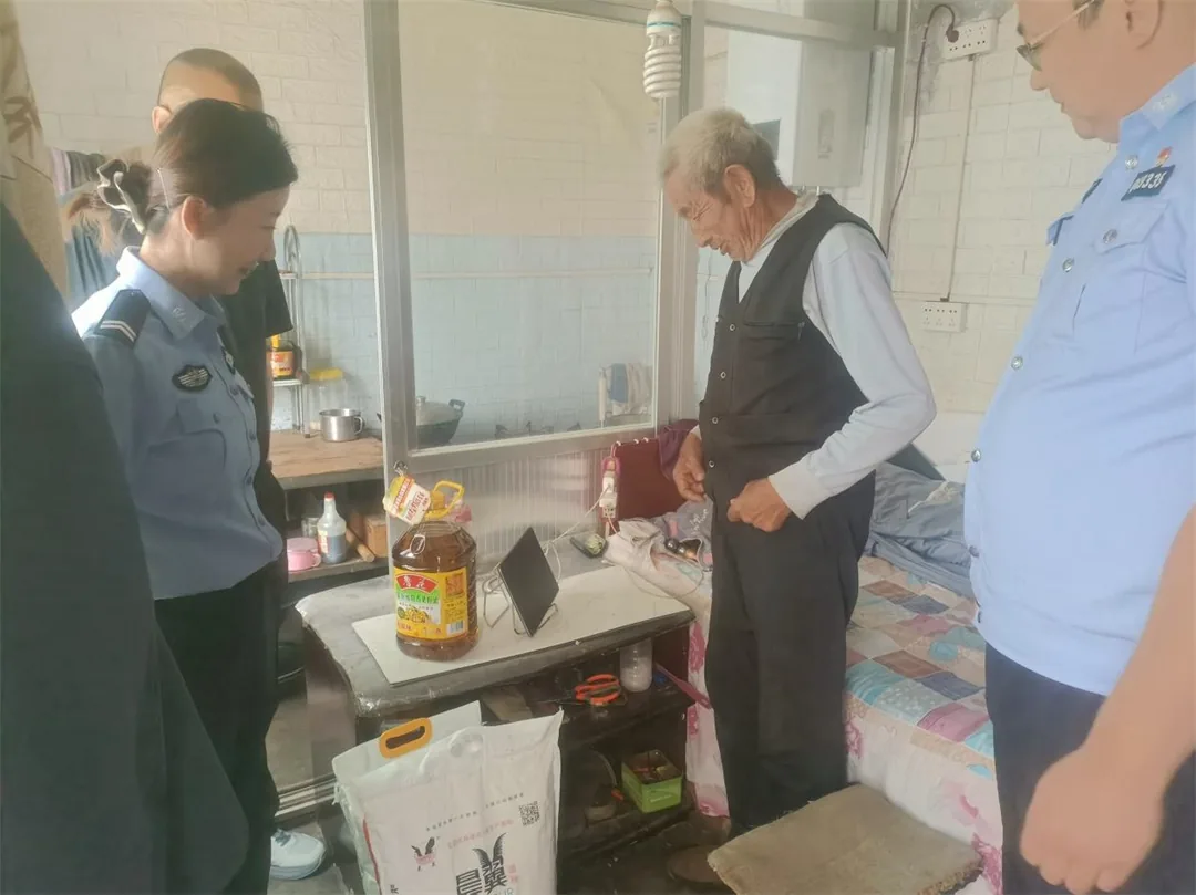 近日，榆阳区崇文路街道春苑社区开展中秋入户慰问，为困难家庭、困难退休老党员送上节日祝福与慰问品。