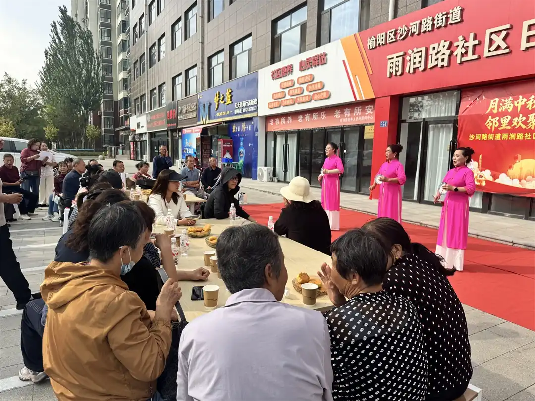 近日，榆阳区沙河路街道雨润路社区开展“月满中秋迎国庆，邻里欢聚话团圆”主题活动。
