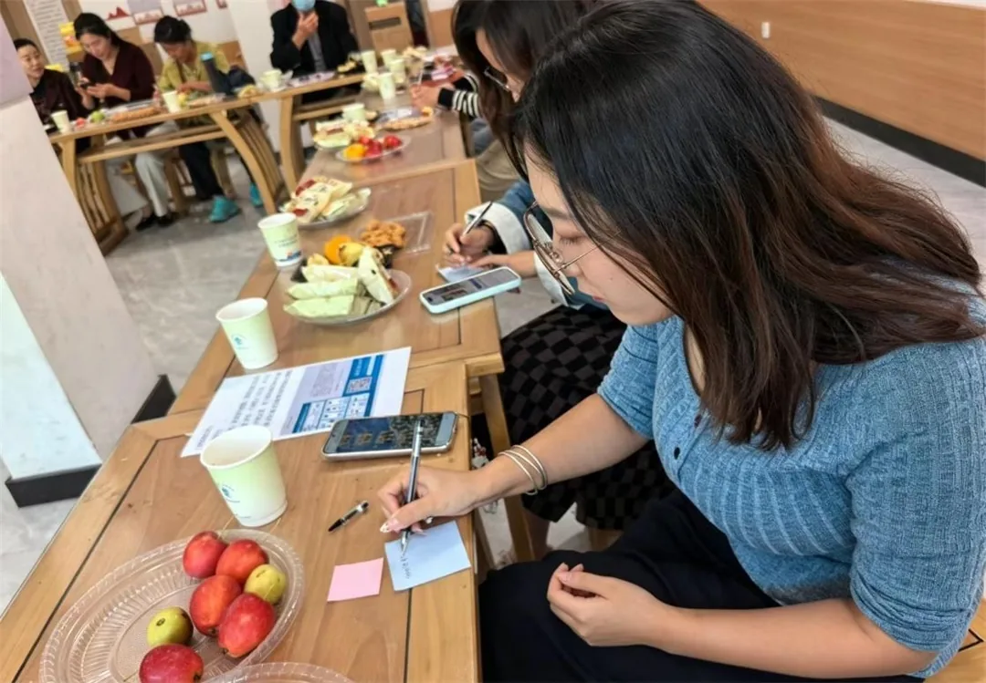 9月23日上午，榆阳区崇文路街道学院社区举办“凝心聚力话治理，同心同行促和谐”五级五长喜迎双节茶话会。