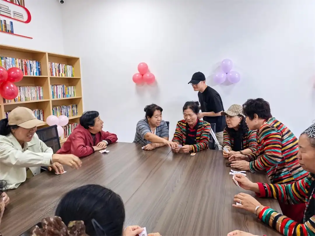近日，榆阳区鼓楼街道古城便民服务驿站举办“月圆古城·情暖驿站”中秋邻里联欢活动。