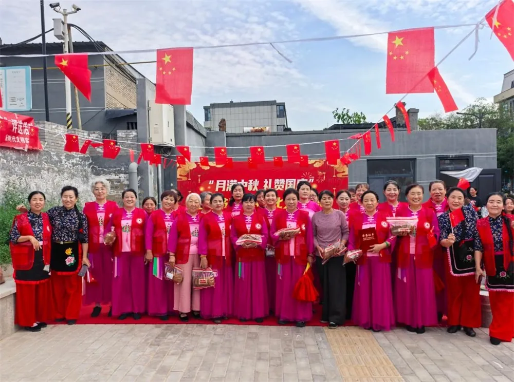 9月23日，榆阳区鼓楼街道鸳鸯湖社区举办“月满中秋・礼赞国庆”双节文艺汇演。