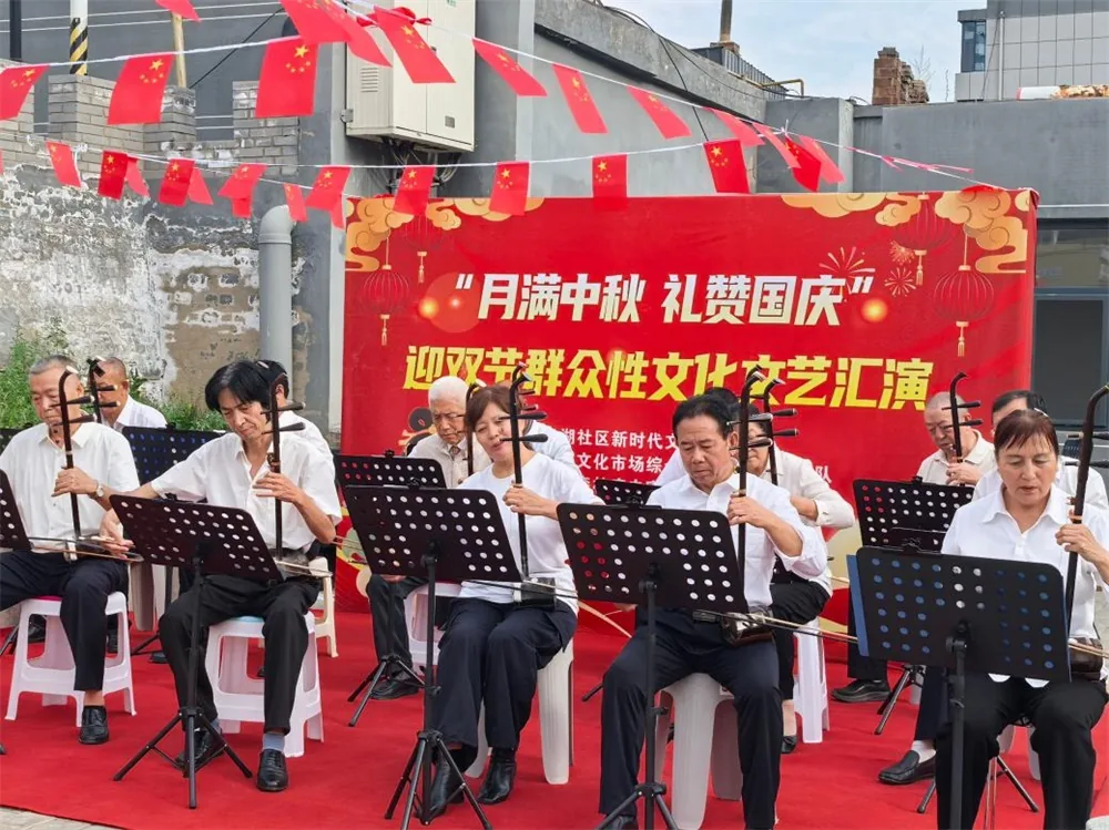 9月23日，榆阳区鼓楼街道鸳鸯湖社区举办“月满中秋・礼赞国庆”双节文艺汇演。