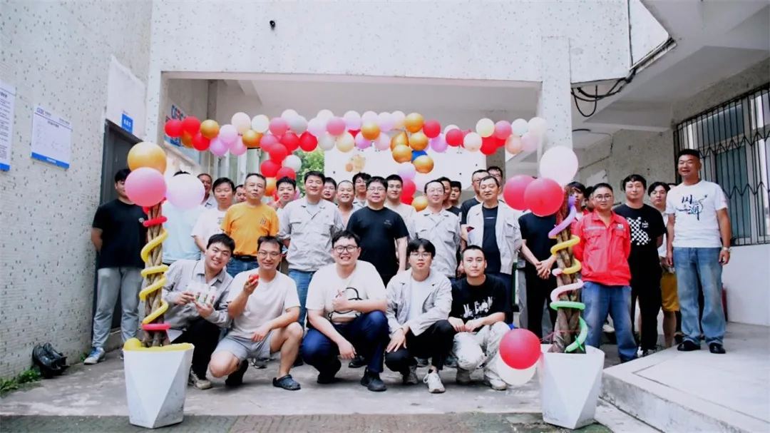 9月25日晚，中能建建筑集团洛河百万项目部举办中秋趣味活动暨团圆聚餐。