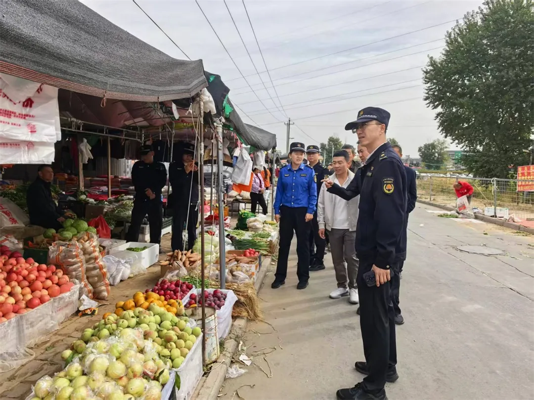 近日,榆阳区崇文路街道葡萄园社区联合综合执法大队开展常态化市容巡查整治