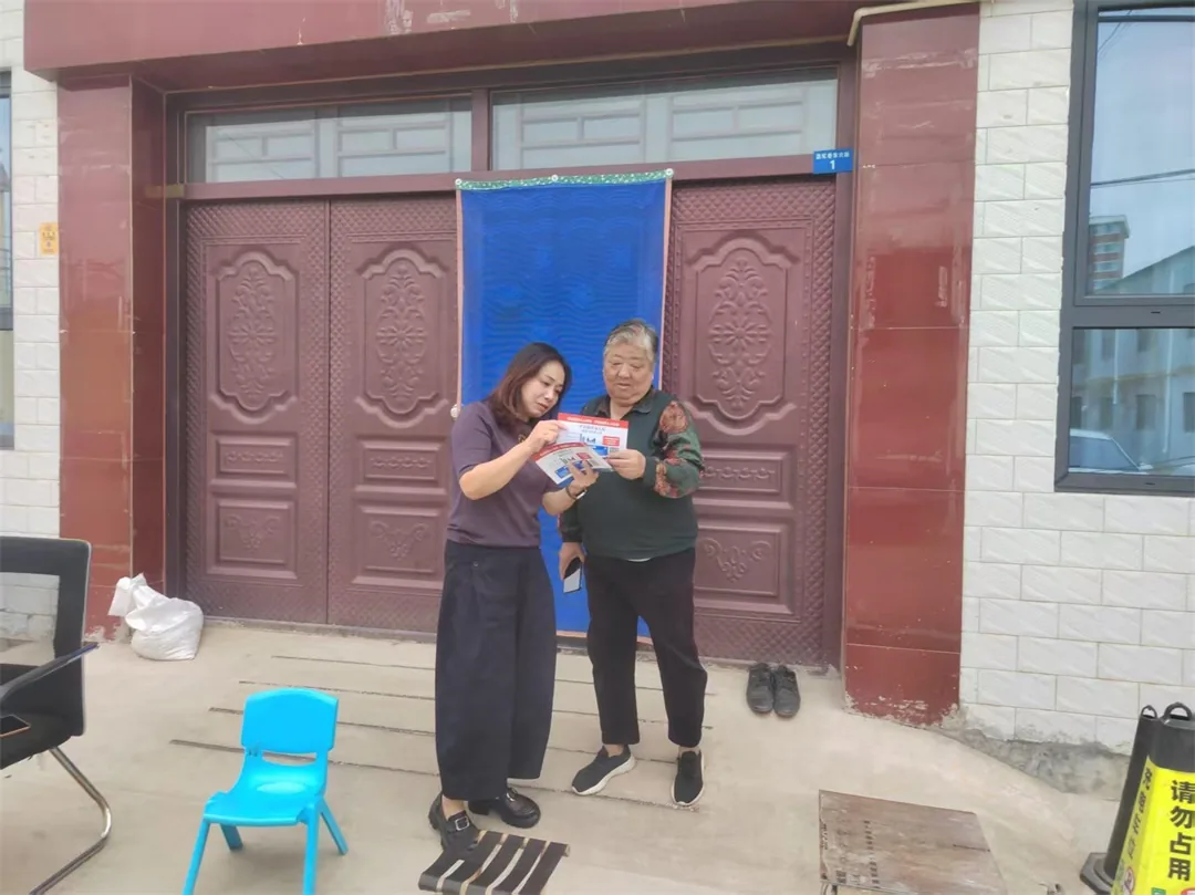 近日,榆阳区崇文路街道葡萄园社区开展扫黑除恶入户宣传
